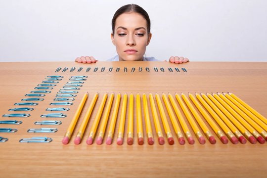 Девушка идеально разложила канцелярские принадлежности